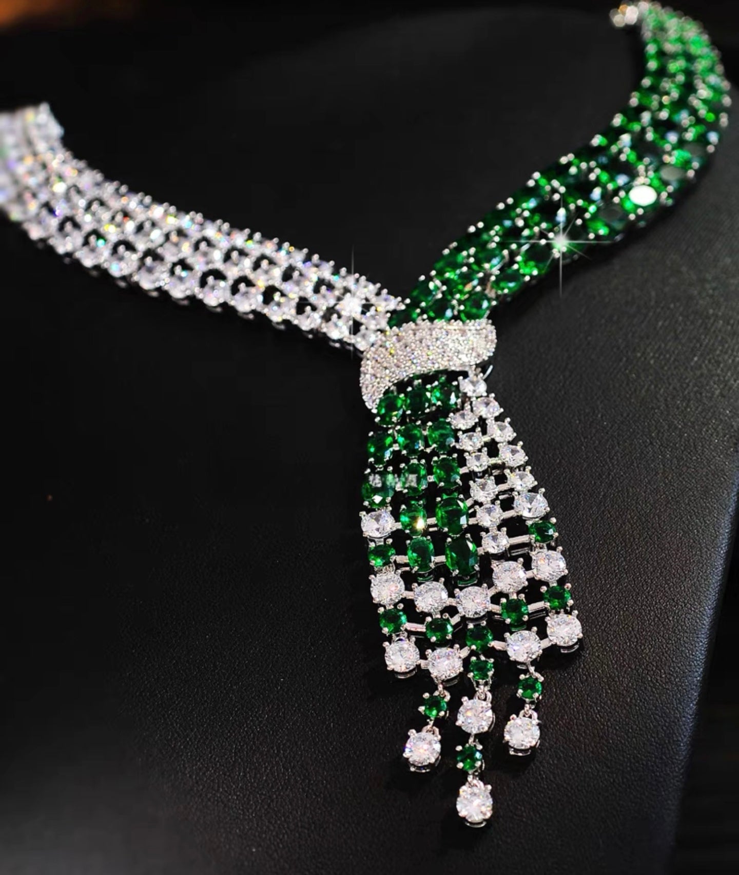 طقم قلادة وحلق مرصعة بأحجار الزمرد الأخضر A08