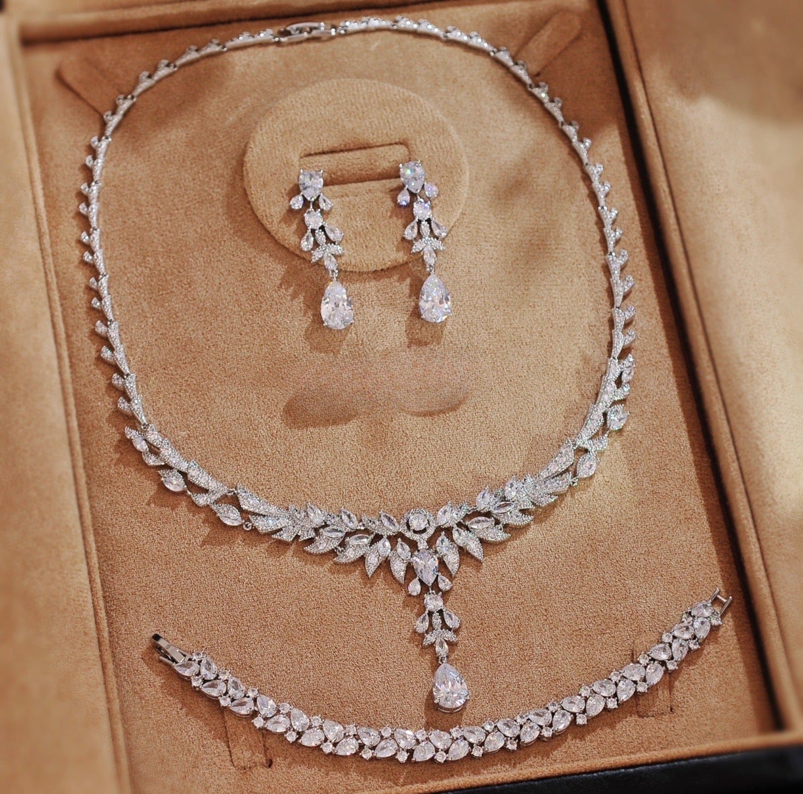 طقم يتضمن قلادة وحلق زيركون عالي الجودة A07