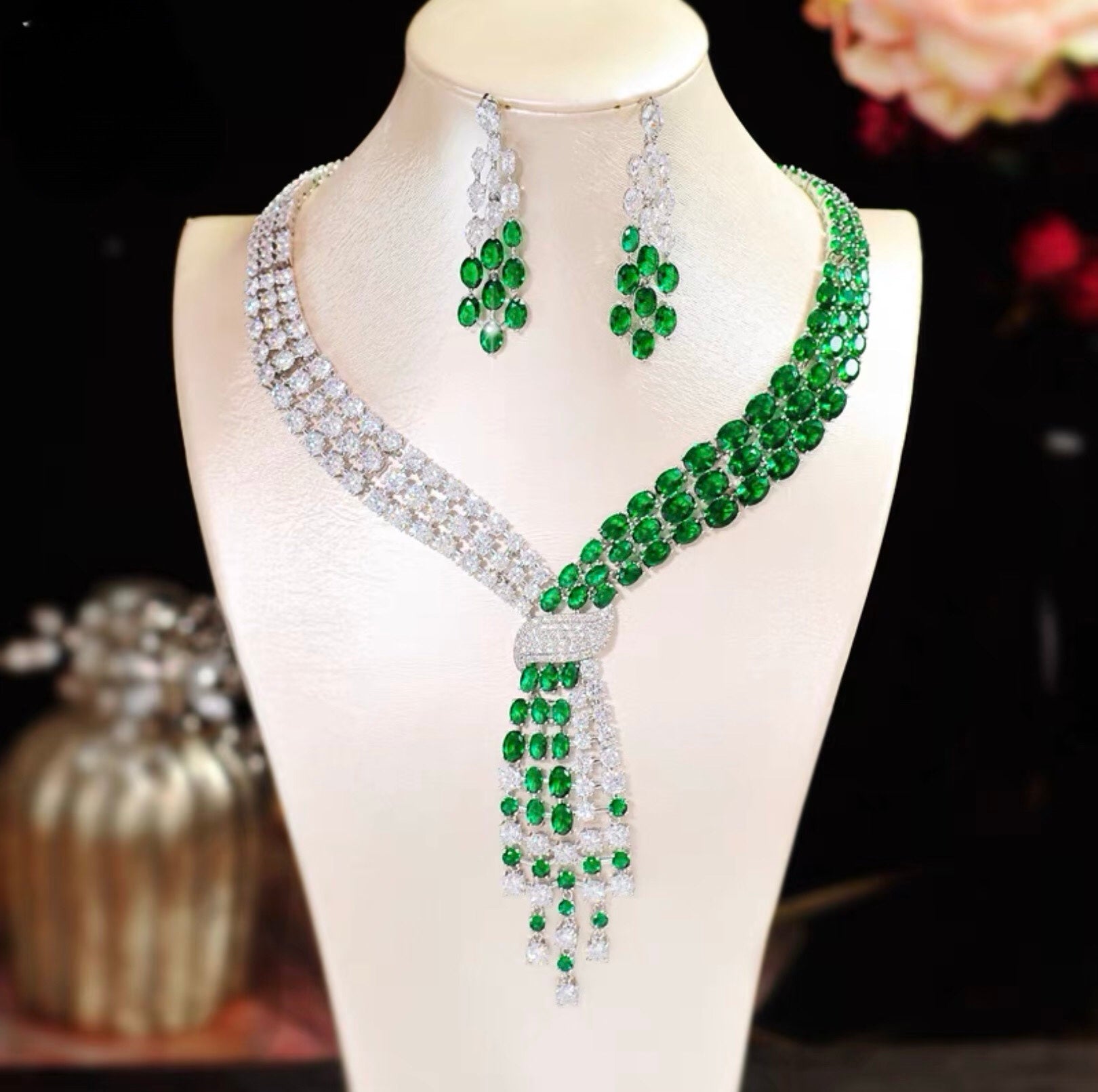طقم قلادة وحلق مرصعة بأحجار الزمرد الأخضر A08