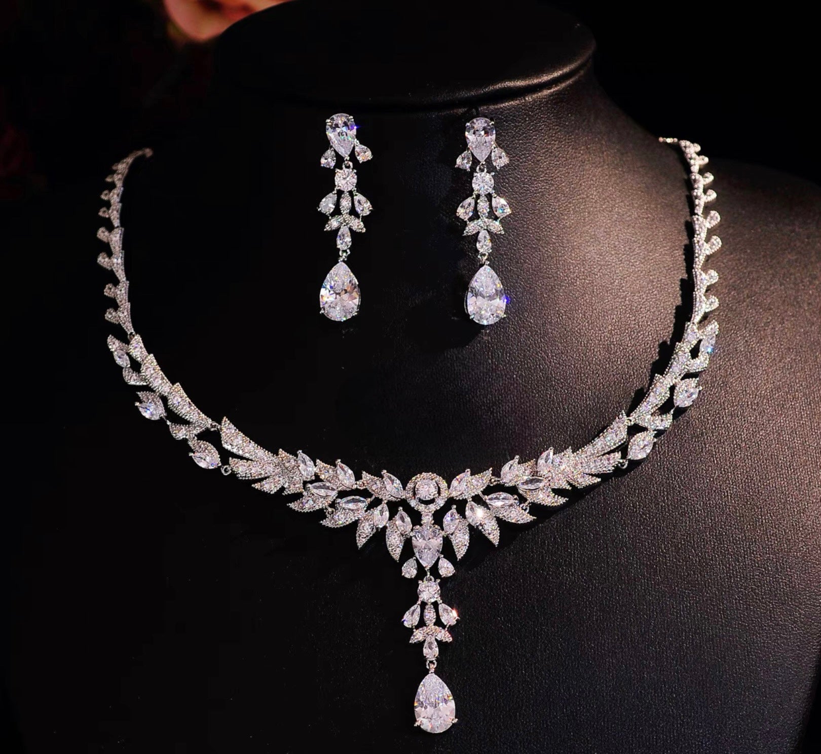 طقم يتضمن قلادة وحلق زيركون عالي الجودة A07